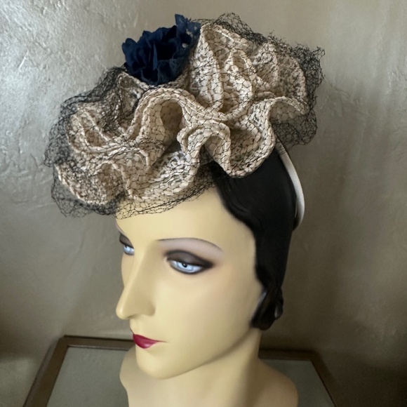 LOVELY 1940s\' IVORY CURLY STRAW TILT HAT -  \